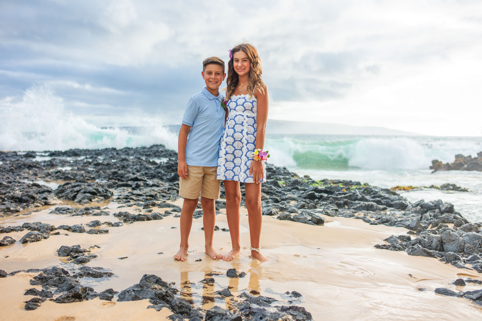 Children playing together during a Maui family mini photo session